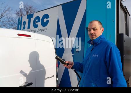 Wallyford, Schottland, Großbritannien. März 2020. Heute wurde in Wallyford, East Lothian, eine neue Wasserstofftankstation für die Öffentlichkeit eröffnet. Die Anlage wurde von H2Tec, einem Logan Energy Company, entworfen, gebaut und betrieben. Die neue Station wird zum Teil von der schottischen Regierung finanziert, und der Treibstoff wird derzeit den Eigentümern von Fahrzeugen mit Wasserstoffantrieb kostenlos zur Verfügung gestellt. H2Tec hofft, dass die neue Station die Aufnahme von Fahrzeugen mit Wasserstoffantrieb in East Lothian fördern wird. Abgebildet: H2Tec Design Manager Keigh Taylor betankt ein Fahrzeug mit Wasserstoffantrieb. Iain Masterton/Alamy Live News Stockfoto