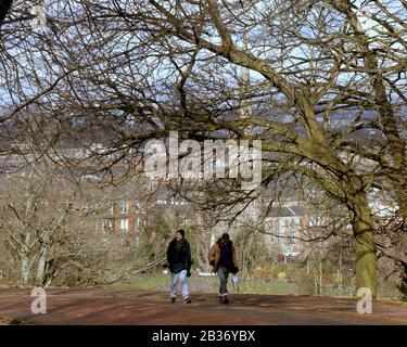 Glasgow, Schottland, Großbritannien, 4. März 2020: Großbritannien Wetter: Sonniger Frühlingstag sahen Einheimische und Touristen die Sonne im Königinnenparkgebiet der Stadt genießen. Copywrite Gerard Ferry/Alamy Live News Stockfoto