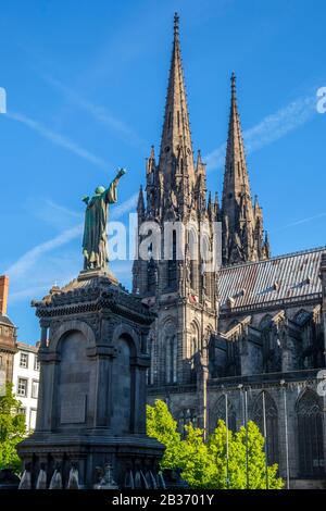 Frankreich, Puy de Dome, Clermont Ferrand, Place de la Victoire, Notre Dame de l'Assomption, Urban II Statue Stockfoto