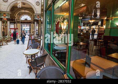 Frankreich, Gironde, Bordeaux, die von der UNESCO zum Weltkulturerbe erklärte Zone, die Galerie Bordelaise, die Einkaufsgalerie, die im Jahr 1834 erbaut wurde, Café und Brasserie La Maison du Café Stockfoto