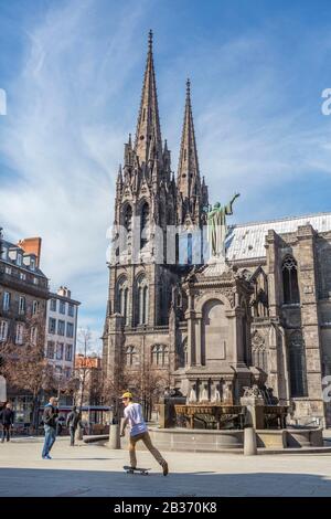 Frankreich, Puy de Dome, Clermont Ferrand, Place de la Victoire, Notre Dame de l'Assomption, Urban II Statue Stockfoto