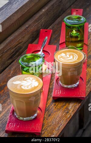 Eine Brille Cappuccino Ubud Bali Indonesia Stockfoto