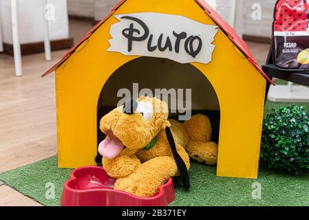 Florianopolis - Brasilien. Februar 2020: Pluto Teddybär in seinem gelben Holzhaus. Stockfoto