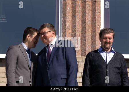 Russland Berezniki-01.05.2018: Bürgermeister Sergey Dyakow vor der Unterzeichnung des Gesetzes im blauen Raum im Rathaus . Stockfoto