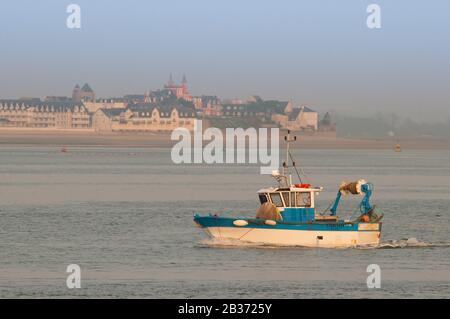 Frankreich, Somme (80), Baie de Somme, Le Crotoy, Ausfahrt der Fischer vom Hafen von Hourdel in Baie de Somme, Blick auf Le Crotoy, gegenüber der Bucht im Hintergrund Stockfoto