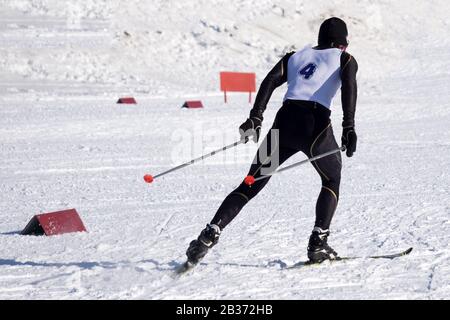 Snowboarder springt mit Snowboard vom Schneehügel. Skifahren in den Hochbergen. Fliegender Skifahrer an. Stockfoto