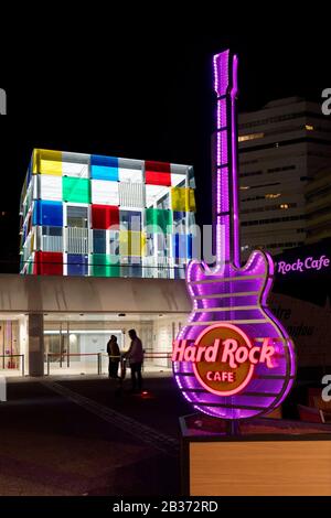 Spanien, Andalusien, Costa del Sol, Málaga, Hafengebiet, Schild des Hard Rock Cafés und des Pompidou Art Centre The Cube von Daniel Buren Stockfoto