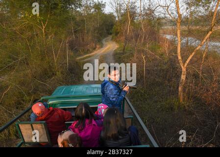 Sauraha, Nepal - 20. Januar 2020: Menschen auf einer Jeep-Safari im Chitwan-Nationalpark in Nepal Stockfoto