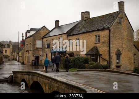 Ruhige Straßen in Bourton-on-the-Water, das Dorf Gloucestershire sieht weniger Besucher aufgrund der Befürchtungen über die Ausbreitung von Coronavirus. Stockfoto