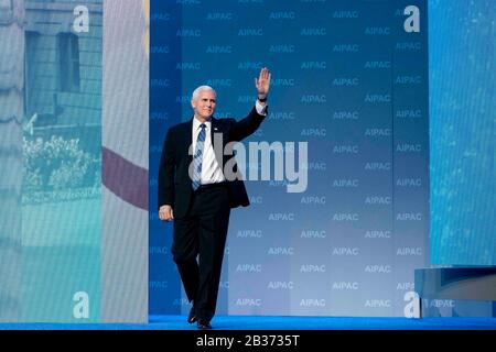 Der Vizepräsident der USA Mike Pence wagt, als er auf der Bühne ankommt, um auf der AIPAC-Richtlinienkonferenz im Walter E. Washington Convention Center am 2. März 2020 in Washington, DC, Bemerkungen zu machen. Stockfoto