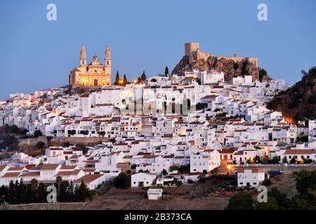 Spanien, Andalucia, Provinz Cadiz, weißes Dorf Olvera, die Liebfrauenkirche der Menschwerdung und die arabische Festung Stockfoto