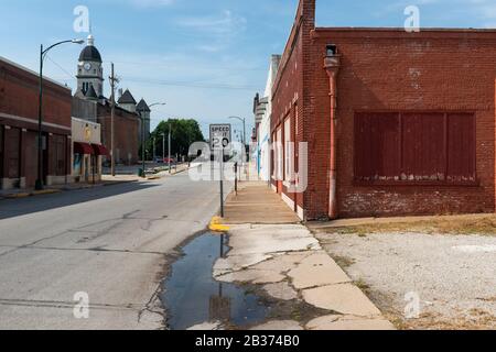 Carthage, Missouri, USA - 6. Juli 2014: Blick auf eine Straße in der Stadt Carthage im US-Bundesstaat Missouri. Stockfoto