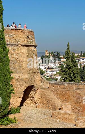 Spanien, Andalusien, Granada, die Alcazaba des Alhambra-Palastes, die von der UNESCO zum Weltkulturerbe erklärt wurde, die zwischen dem 13. Und 14. Jahrhundert von der Nasriden-Dynastie, der islamischen Architektur, dem Albaicin im Hintergrund erbaut wurde Stockfoto