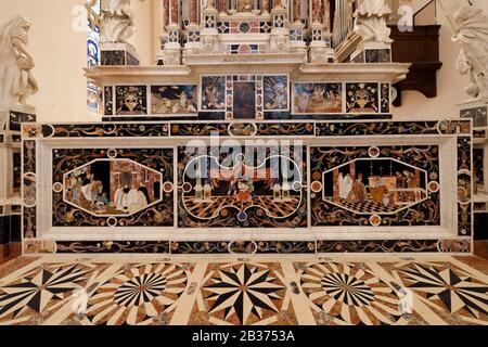 Italien, Venetien, Vicenza, Kirche Santa Corona (Chiesa di Santa Corona), die von der UNESCO zum Weltkulturerbe ernannt wurde, marmorner Zeltetrie-Altar Stockfoto