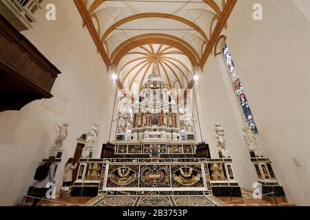 Italien, Venetien, Vicenza, Kirche Santa Corona (Chiesa di Santa Corona), die von der UNESCO zum Weltkulturerbe ernannt wurde, marmorner Zeltetrie-Altar Stockfoto