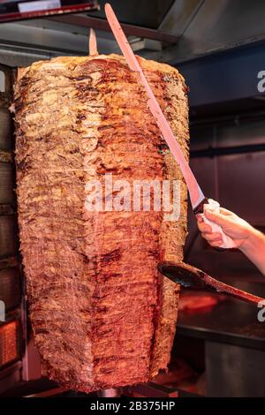 Traditionelle türkische Küche, donnere Kebap in Istanbul, Türkei. Stockfoto