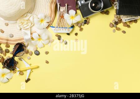 Sommerferienkonzept flach lag. Hut mit Sonnenbrille, Vintage-Kamera und Strandzubehör Draufsicht. Platz für Text. Reisen Stockfoto