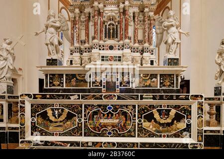 Italien, Venetien, Vicenza, Kirche Santa Corona (Chiesa di Santa Corona), die von der UNESCO zum Weltkulturerbe ernannt wurde, marmorner Zeltetrie-Altar Stockfoto