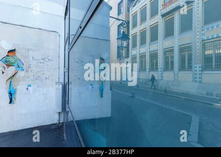 Frankreich, Paris, Spiegelung der Fassade eines Apartmentgebäudes in einer Fenster- und Straßenkunst im Viertel Butte aux Cailles Stockfoto