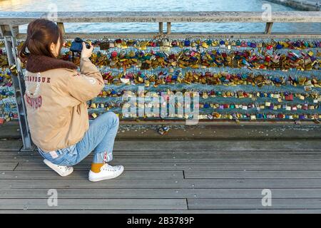 Frankreich, Paris, Touristen, die Fotos von den Vorhängeschlössern auf der Pont des Arts (Brücke der Künste) machen Stockfoto