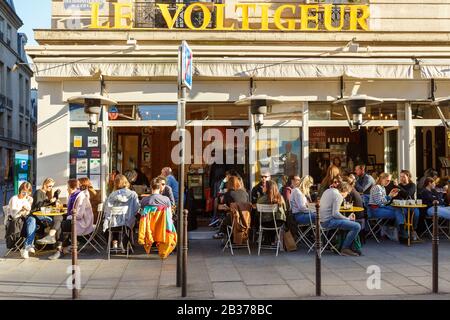Frankreich, Paris, Terrasse des Cafés Le Voltigeur in der Rue des Hospitalieres Saint Gervais Stockfoto
