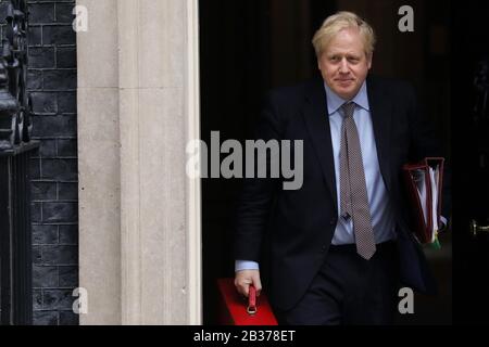 London, London, Großbritannien. März 2020. Der britische Premierminister Boris Johnson verlässt die 10 Downing Street für Die Fragen des Premierministers am 4. März 2020 in London, Großbritannien. Kredit: Tim Ireland/Xinhua/Alamy Live News Stockfoto