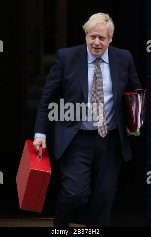 London, London, Großbritannien. März 2020. Der britische Premierminister Boris Johnson verlässt die 10 Downing Street für Die Fragen des Premierministers am 4. März 2020 in London, Großbritannien. Kredit: Tim Ireland/Xinhua/Alamy Live News Stockfoto