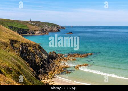 Frankreich, Finistère (29), Cornouaille, Plogoff, Pointe du Raz, La Baie des Trépassés vom Küstenweg, der zur Pointe du Raz führt Stockfoto