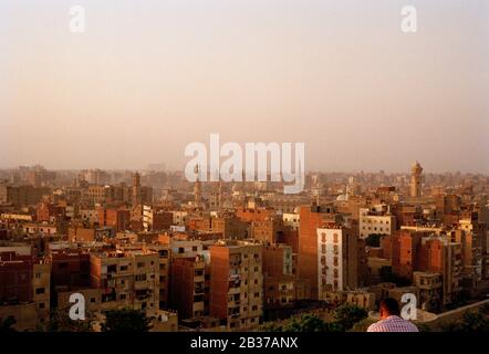 Reisefotografie - Blick auf den Sonnenuntergang über der Innenstadt und den islamischen Viertel der Stadt Kairo vom Al Azhar Park in Ägypten in Nordafrika Stockfoto