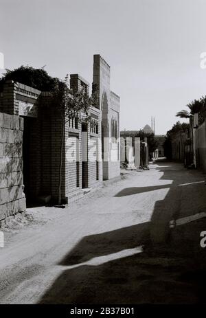 Reisefotografien - Straße in der Stadt der Toten die Qarafa mit der Zitadelle im Hintergrund im historischen islamischen Kairo in Ägypten in Nordafrika Stockfoto