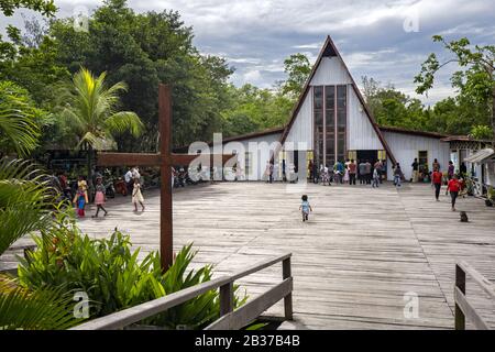 Indonesien, Papua, Asmat, Agats, Salib Suci Kathedrale des Heiligen Kreuzes Stockfoto