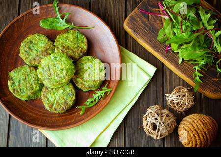Gesunde gebratene Gemüseschnitte mit Kohl und Erbsen. Vegetarische Rissohle, Draufsicht Stockfoto