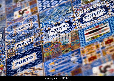 Erinnerungsmagnete Aus Portugal Mit Traditionellem Tile Design Stockfoto