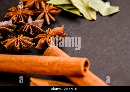 Sternenanis, Zimtstangen, Kegel, weihnachtsgewürzt Hintergrund Stockfoto