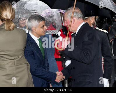 Der Prince of Wales wird vom Bürgermeister von London Sadiq Khan begrüßt, als er im London Transport Museum ankommt, um an Feiern zum 20-jährigen Transport für London teilzunehmen. Stockfoto