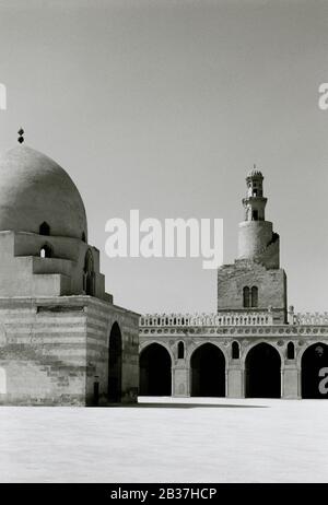 Reisefotografie - Ziggurat-Minarett der Moschee von Ibn Tulun im islamischen Kairo in der Stadt Kairo in Ägypten in Nordafrika im Nahen Osten Stockfoto