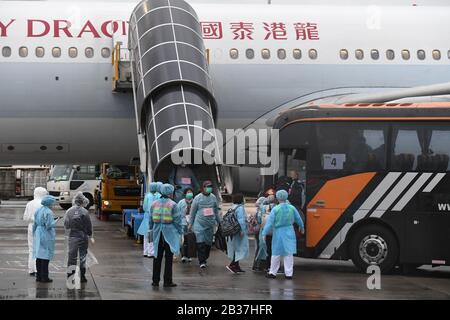 Hongkong. März 2020. Nach der Ankunft in Hongkong, Südchina, am 4. März 2020, gelangen die Passagiere mit dem Bus in ein Quarantänezentrum. Um MIT "Chartered Flight Brings Back 1st Batch of Hong Kong Residents from Hubei" Credit zu GEHEN: Xinhua/Alamy Live News Stockfoto