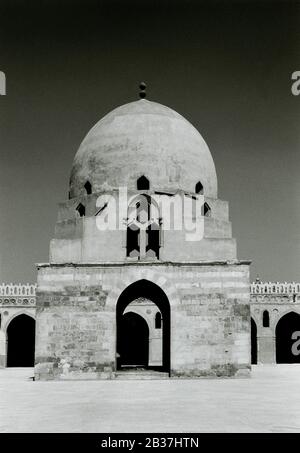Reisefotografie - Brunnen der Moschee von Ibn Tulun im islamischen Kairo in der Stadt Kairo in Ägypten in Nordafrika Mittlerer Osten - Schwarz und Weiß Stockfoto