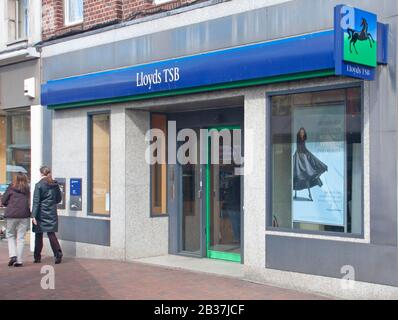 Archiv historische Lloyds TSB blau Bank Schild & Eingang Shop Front Fenster Werbung Display schottische Witwen Ruhestand Einkommen Brentwood Essex UK Stockfoto