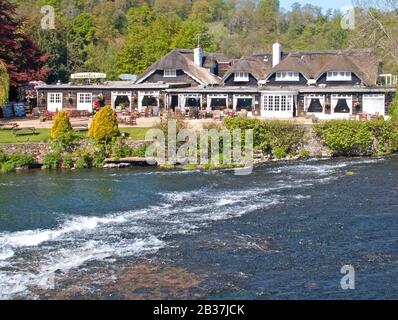 Fishermans Cot ein altes Reetdach Riverside Pub Inn, betrieben von Marstons, das sich am Wasser am Fluss exe in der Landschaft von Devon in England befindet Stockfoto