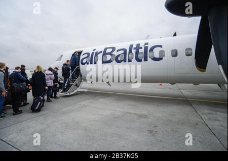 Passagiere steigen an Bord eines luftbaltischen Bombardier Q400 Next Gen-Flugzeugs am Warschauer Chopin-Flughafen. Stockfoto