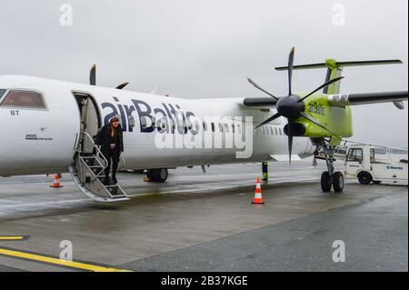 Passagiere steigen an Bord eines luftbaltischen Bombardier Q400 Next Gen-Flugzeugs am Warschauer Chopin-Flughafen. Stockfoto