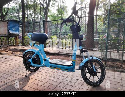 Bangalore, Indien - 17. Mai 2019 - EIN gemeinsamer motorisierter Zyklus, der auf einem Bürgersteig in Bangalore, Indien, geparkt wurde. Stockfoto