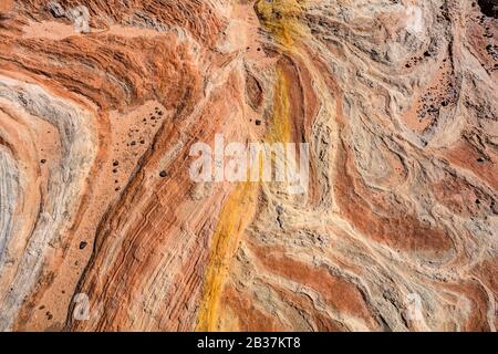 Wandern in Vermillion Cliffs National Moument's White Pocket - das beste Beispiel für weiche Deformationen von Ablagerungen, die ich je gesehen habe. Stockfoto