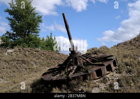 Verlassene Bergbaumaschinen bei den Earnscleugh Tailings, einem Goldbaggerplatz in der Nähe der Stadt Alexandra, Central Otago. Stockfoto