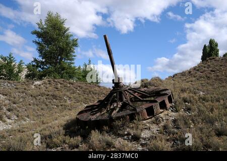 Verlassene Bergbaumaschinen bei den Earnscleugh Tailings, einem Goldbaggerplatz in der Nähe der Stadt Alexandra, Central Otago. Stockfoto