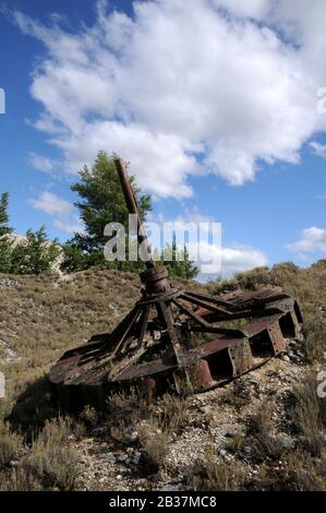 Verlassene Bergbaumaschinen bei den Earnscleugh Tailings, einem Goldbaggerplatz in der Nähe der Stadt Alexandra, Central Otago. Stockfoto