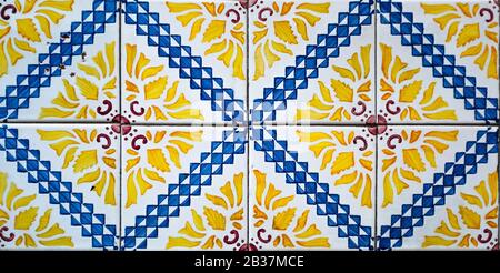 Portugiesische, traditionelle Fliesen Azulejos mit farbenfrohem Blumen- und geometrischem Muster auf weißem Hintergrund. Stockfoto