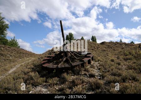 Verlassene Bergbaumaschinen bei den Earnscleugh Tailings, einem Goldbaggerplatz in der Nähe der Stadt Alexandra, Central Otago. Stockfoto