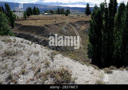 Blick auf die Earnscleugh Tailings, ein Goldbaggerplatz in der Nähe der Stadt Alexandra, Central Otago. Die Arbeiten stammen aus den 1860er Jahren. Stockfoto